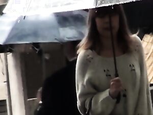 Tertangkap kamera, seorang gadis Jepun melepaskan diri, kemudian terkejut dengan teman lelakinya dan mendapat kejutan anal fucking