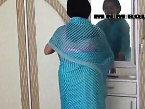Een volwassen Desi tante met indrukwekkende borsten geniet van een intieme ontmoeting met een douche tijdens een warm bad.
