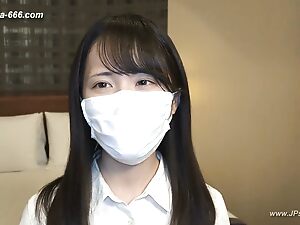 Asiatisk pige giver en sjusket, men entusiastisk blowjob
