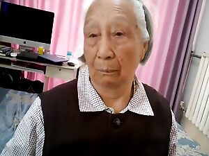 Пожилая азиатская женщина с большой грудью получает жесткий секс.