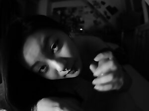 રાય ઇન હોટ સોલો વિડિયોમાં એક સાવ એશિયન મહિલા કામુક હેન્ડજોબ મેળવે છે.