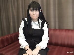 Una amatoriale giapponese condivide una sessione intensa di masturbazione con un video fatto in casa che mostra il suo piacere.
