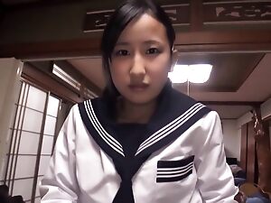 Японская школьница Ичису учится анальному сексу с мускулистым жеребцом.