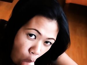 Filipina perseguida por chicos, deja ver ropa interior sexy en la webcam
