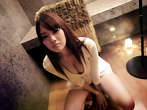 センシュアルなアジアの美女が、あなたの快楽のために彼女の親密な瞬間を共有するホットなビデオ。