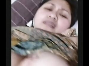 Seorang gadis Indonesia berlekuk menjadi nakal di Skype dengan seorang lelaki yang bernafsu.