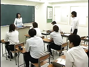Het intense orgasme van een Aziatische lerares leidt tot een interne zaadlozing.