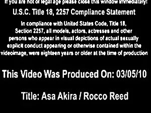Asa Akira menghadapi dua lelaki berotot dalam threesome yang liar.