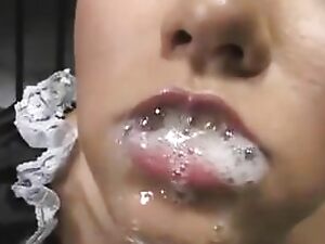 En vågal kinesisk mann får en slurvete blowjob, noe som fører til en rotete ansiktsbehandling.