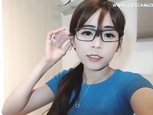 Una ragazza adolescente giapponese mostra il suo corpo giovanile e il suo piacere con una spazzola in un video accattivante online.