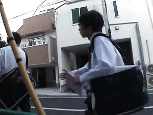 Японская девушка делает минет своему однокласснику и получает кремпай во время школьной поездки.