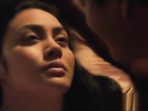 Горячий тайский фильм с чувственными сценами с потрясающей азиатской красоткой, демонстрирующей свои навыки соблазнения и удовольствия.