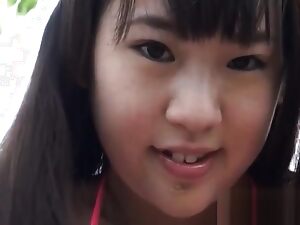 Een Chinese milf stript en wordt ondeugend in een hete video voor volwassenen.