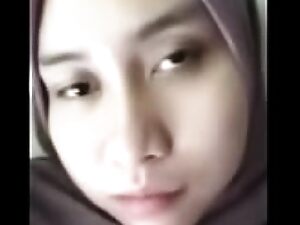 Moslim Indonesisch meisje stript voor de webcam voor tips