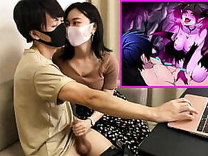 Japonska mama se prepusti svojemu erotičnemu hobiju igranja mange, vendar njen mož skrbi le za njeno kožo in njen tesen prostor.