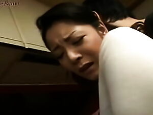 Azjatycka mama i kobieta eksplorują kuchnię nago.