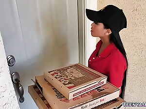 Asiatische Managerin wird wild mit Pizzalieferung