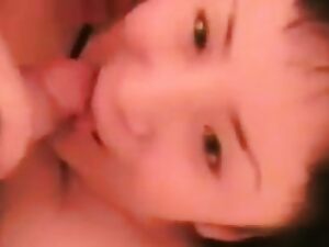 Egy ázsiai lány élvezi a BDSM-et egy szexjátékkal és szavakkal.