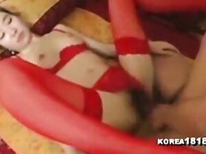 Uma mulher coreana se despe, recebendo um tratamento áspero em lingerie vermelha.