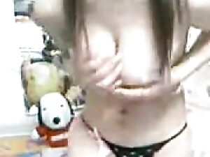 Una belleza asiática revela su secreto oculto en la webcam llenando su sostén con globos.