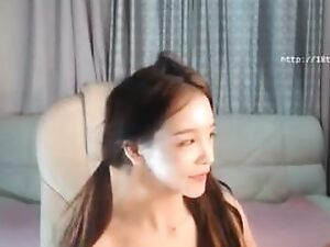 Cặp đôi webcam Hàn Quốc khởi động buổi biểu diễn của họ với một sự trêu chọc vui nhộn, tạo tiền đề cho hành động nóng bỏng phía trước.