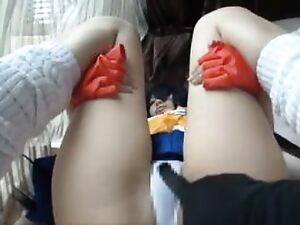 Prsata japonska učiteljica zaključi študij s čutno masažo.