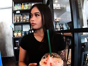 Pertemuan panas yang terungkap di Starbucks, mengarah pada pertemuan yang penuh gairah dengan seorang remaja Cina yang ingin tahu.